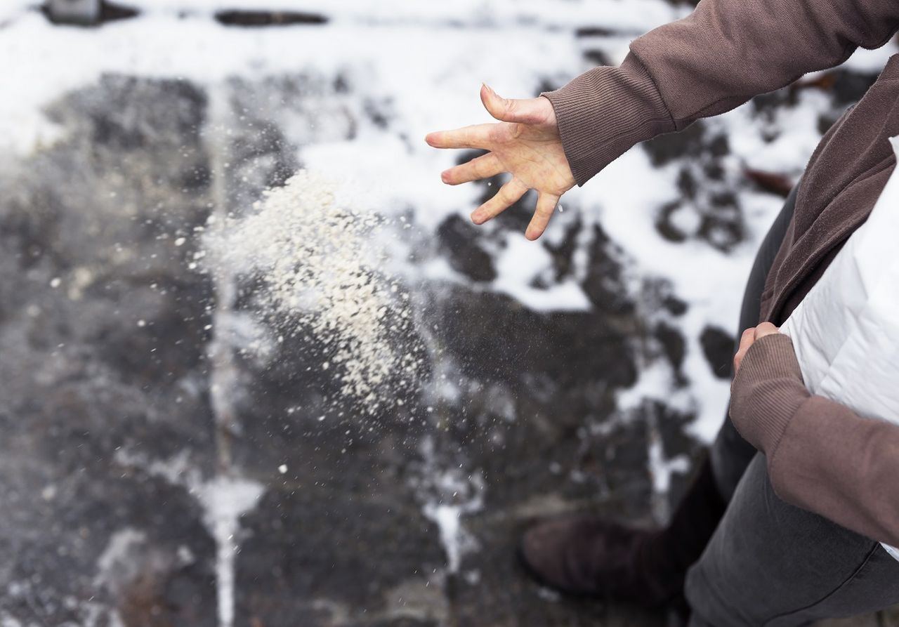 Bei Glatteis darf kein normales Salz gestreut werden (Foto: Adobe Stock)