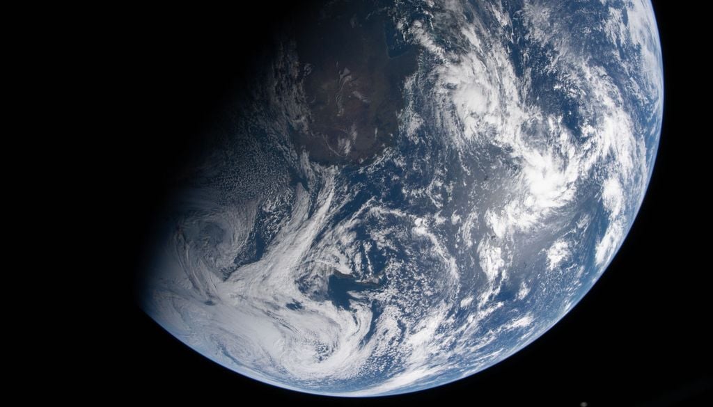 Verschiedene Ursachen kommen infrage, so etwa Konvektionsströmungen im Erdinneren oder die Bewegung der Erde durch den Weltraum. Bild: NASA/ART002-E-23587