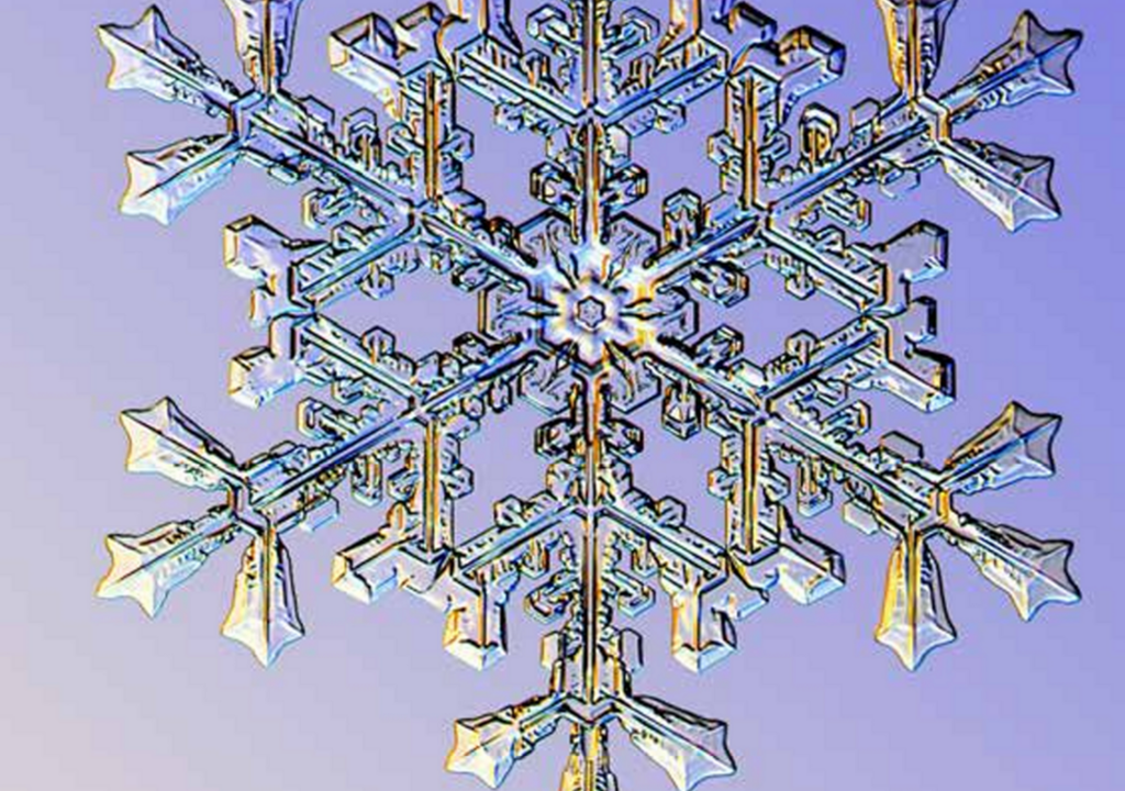 Schneeflocken sind einzigartige Gebilde, die durch die verschiedenen Luftbedingungen wie Temperatur und Luftfeuchtigkeit entstehen.