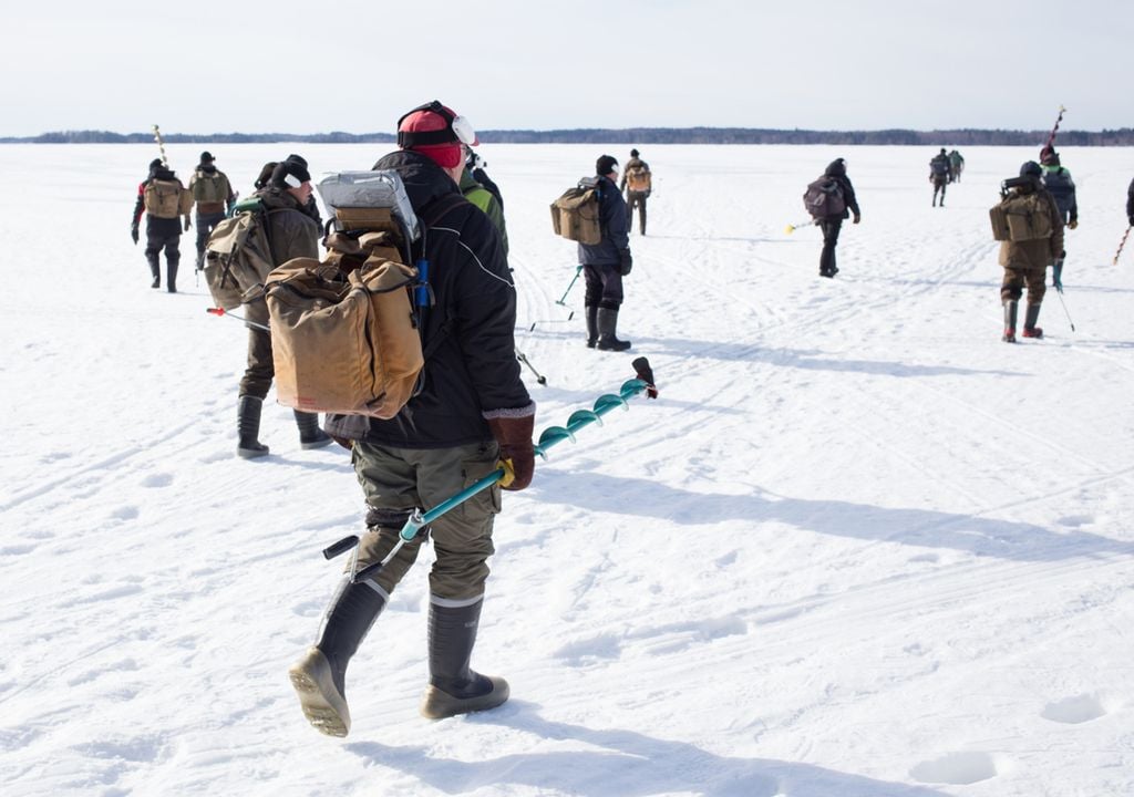 Eisfischer, ausgestattet mit Equipment. Bild: Petri T. Niemelä