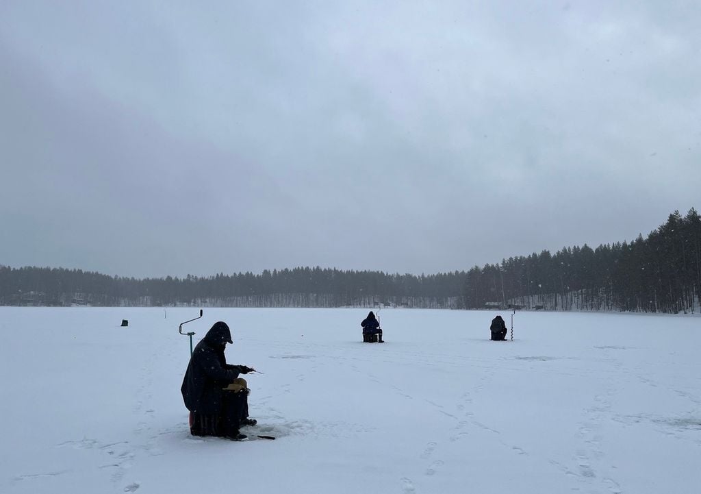 Eisfischer beim Angeln. Bild: Marwa Kavelaars