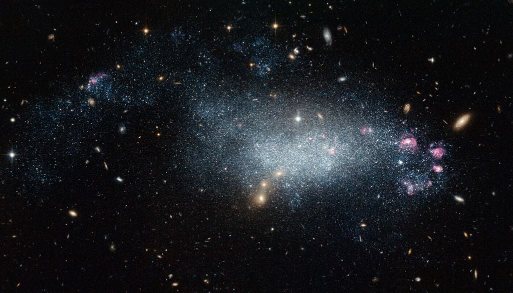 Das Bild zeigt die Zwerggalaxie DDO 68, eine zerklüftete Ansammlung von Sternen und Gaswolken, die etwa 40 Millionen Lichtjahre von der Erde entfernt liegt. Bild: NASA/ESA/Hubble/A. Aloisi (Space Telescope Science Institute)