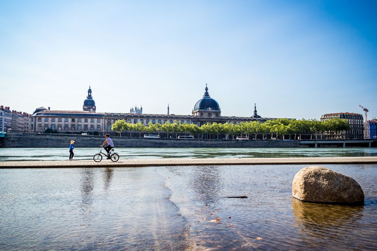 Flach, gut erschlossen und besonders attraktiv: Die Route führt am Ufer der Rhône durch Lyon. Foto: Adobe Stock