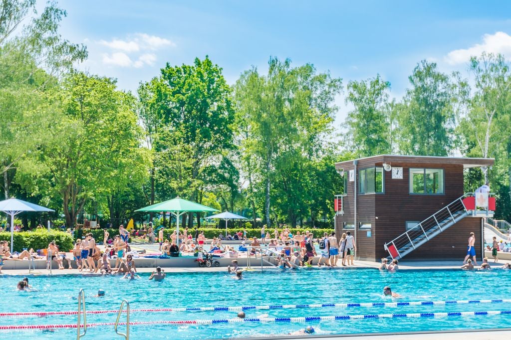 Freibad Außer Wasser gibt es hier auch Eis, Obst und süße Getränke: Das gefällt auch Wespen. Foto: Adobe Stock