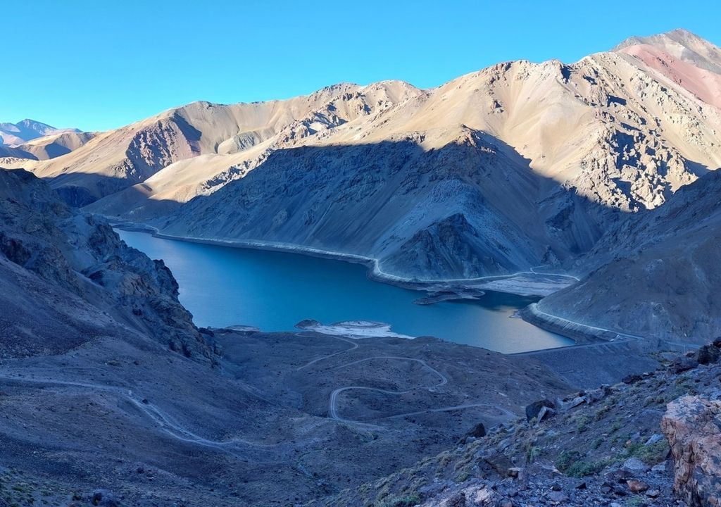 Der Stausee La Laguna spielt eine wichtige Rolle für die Landwirtschaft und die Trinkwasserversorgung in den Anden im nördlichen Zentralchile. Der Zufluss wird durch Schnee- und Eisschmelze gespeist. Bild: David Farías-BarahonaDer Stausee La Laguna spielt eine wichtige Rolle für die Landwirtschaft und die Trinkwasserversorgung in den Anden im nördlichen Zentralchile. Der Zufluss wird durch Schnee- und Eisschmelze gespeist. Der Stausee La Laguna spielt eine wichtige Rolle für die Landwirtschaft und die Trinkwasserversorgung in den Anden im nördlichen Zentralchile. Der Zufluss wird durch Schnee- und Eisschmelze gespeist. Bild: David Farías-BarahonaDer Stausee La Laguna spielt eine wichtige Rolle für die Landwirtschaft und die Trinkwasserversorgung in den Anden im nördlichen Zentralchile. Der Zufluss wird durch Schnee- und Eisschmelze gespeist.