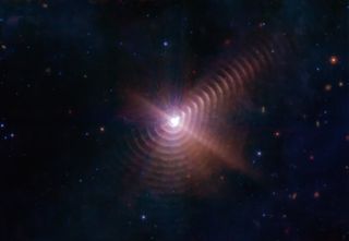 Webb observa una única vista cósmica: 17 anillos de polvo concéntricos