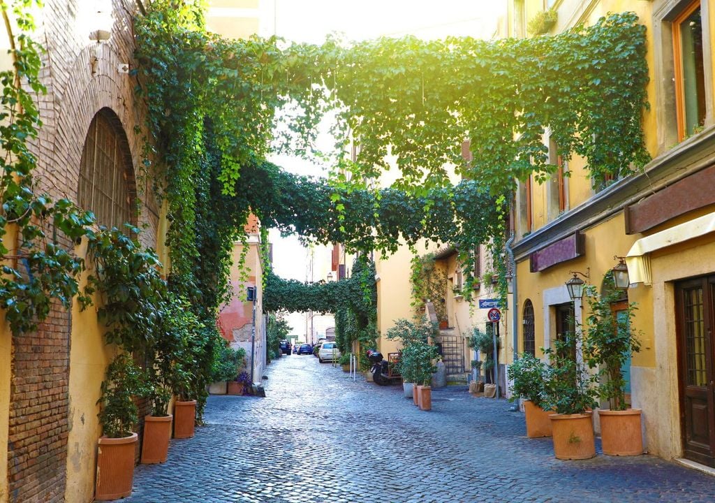 Weekend a Roma Una caratteristica strada di Trastevere, il quartiere più grande di Roma