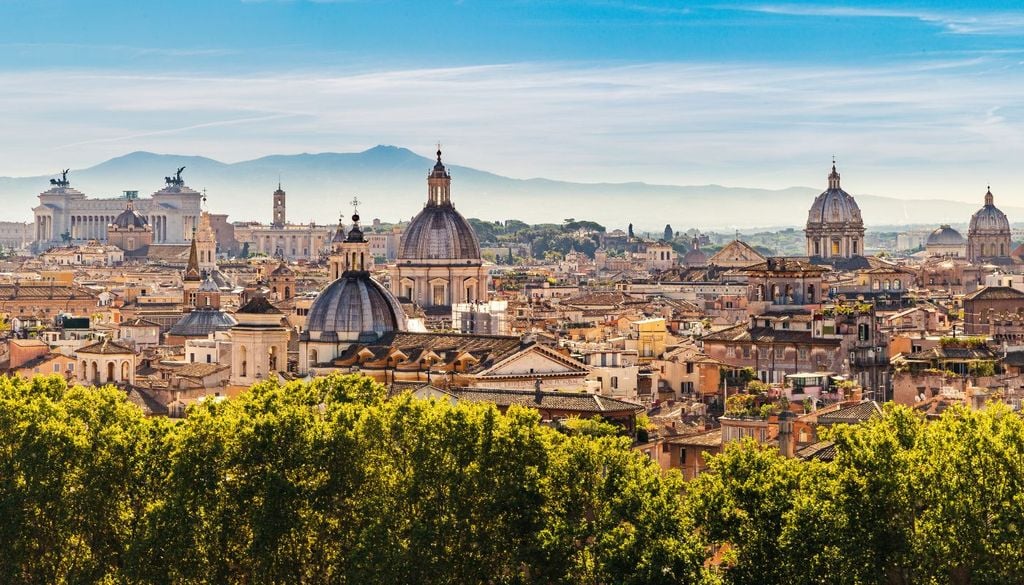 Roma Earth Day 2026 Il panorama sulle cupole di Roma da Castel Sant'Angelo, con l'Altare della Patria sullo sfondo