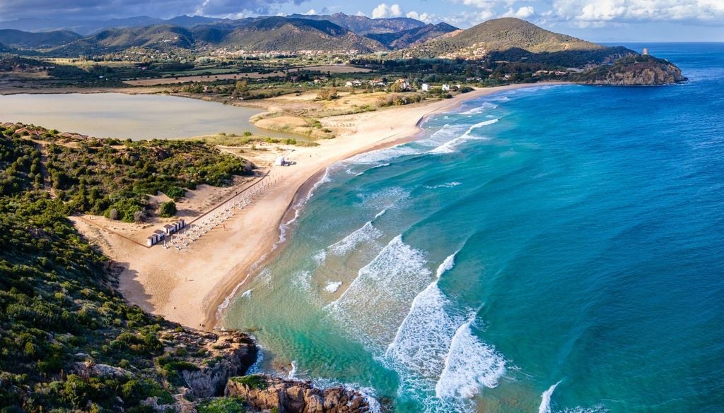 La costa di Chia, dove si trovano alcune delle spiagge più belle della Sardegna