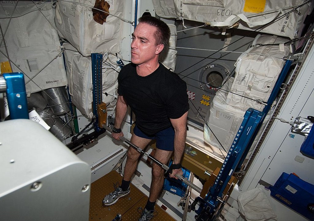 O astronauta da NASA Chris Cassidy, engenheiro de voo da Expedição 36, exercita-se no Dispositivo Avançado de Exercício Resistivo (ARED) no nó Tranquility da Estação Espacial Internacional. Crédito: NASA