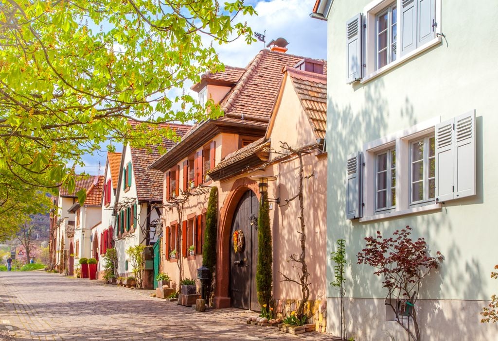 Das Winzerdorf ist ein Schmuckstück der Deutschen Weinstraße. Foto: Adobe Stock