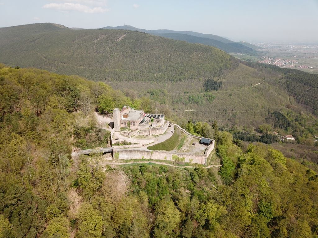 Traumlage: Die Rietburg öffnet weite Blicke übers Land. Foto: Adobe Stock