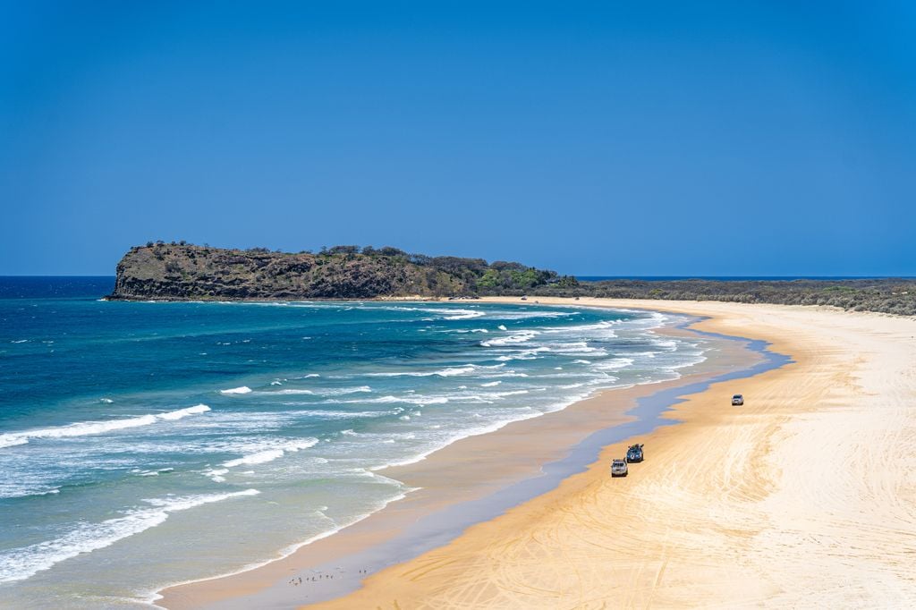 K'gari Der 75-Mile-Beach auf K'gari ist auch Highway und Flugpiste. Foto: Adobe Stock