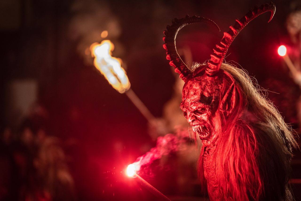 Furchterregend: Der Krampus ist der finstere Begleiter des Nikolaus. Foto: Adobe Stock
