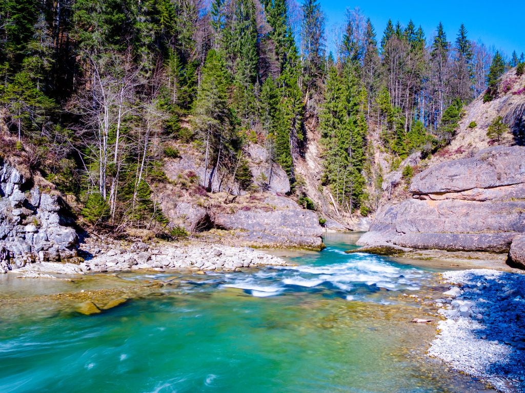 Abkühlung in Türkis: Die Ammer auf ihrem Weg durch die Schlucht. Foto: Adobe Stock