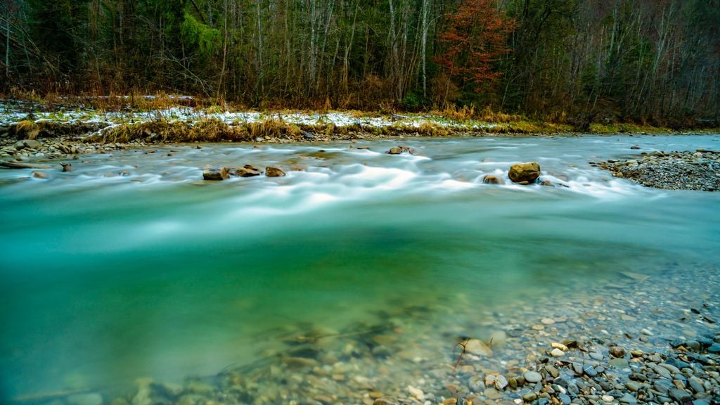 Schuhe aus und abkühlen: Das Wasser der Ammer ist so klar wie kalt. Foto: Adobe Stock
