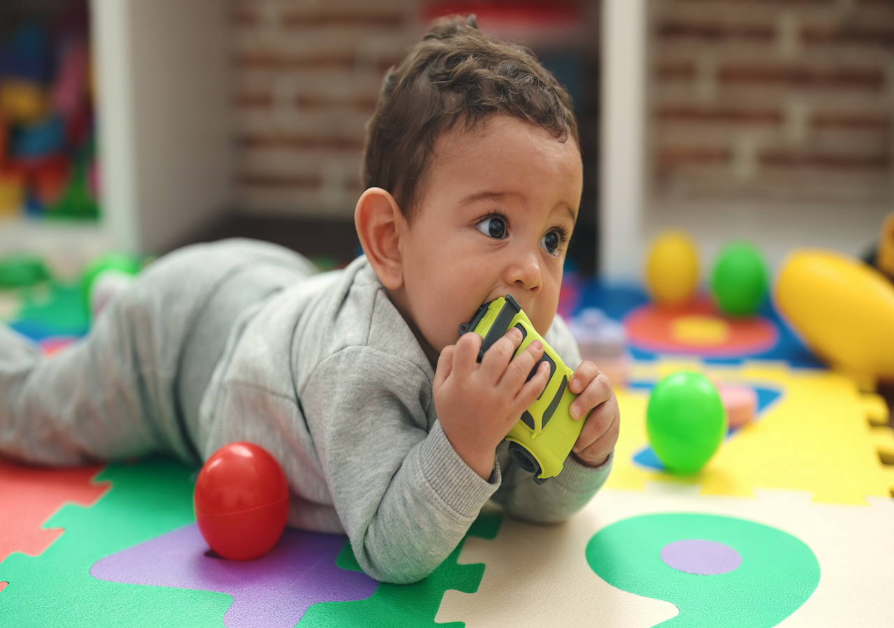 Auch scheinbar harmlose Spielsachen können für Kleinkinder riskant sein – ständige Aufsicht schützt vor Verschlucken oder Verletzungen.