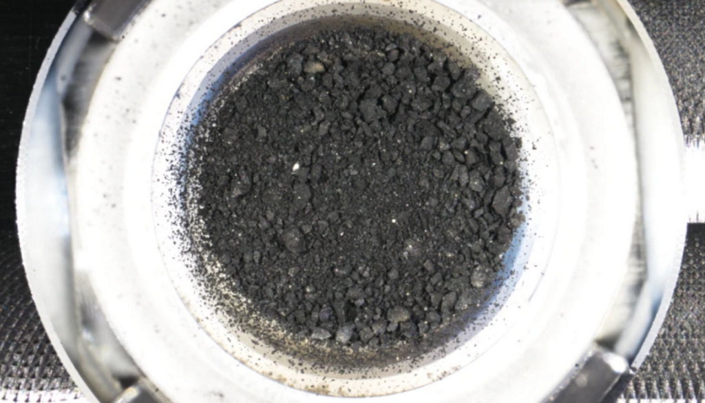 In Gesteinsproben des Asteroiden Ryugu wurde die Aminosäure Uracil gefunden – ein typischer Baustein lebender Zellen. In Gesteinsproben des Asteroiden Ryugu wurde die Aminosäure Uracil gefunden – ein typischer Baustein lebender Zellen. Bild: Oba et al., 2023, Uracil in the carbonaceous asteroid (162173) Ryugu, https://doi.org/10.1038/s41467-023-36904-3