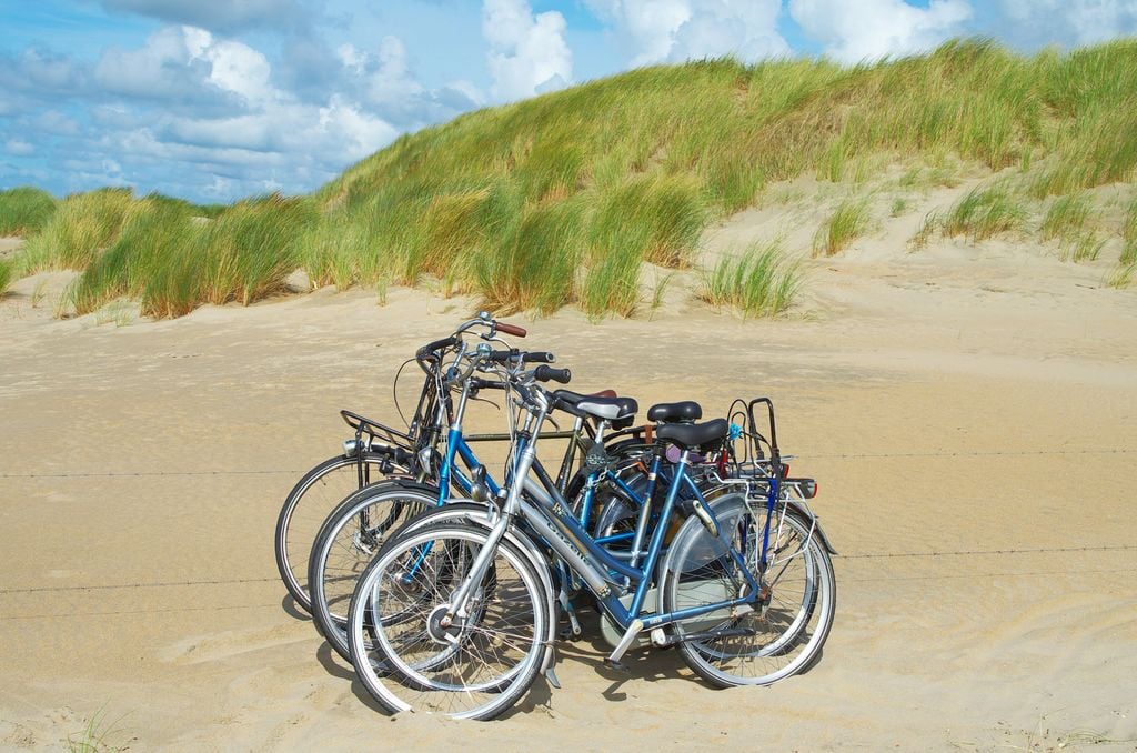 Weite Sandstrände und ein dichtes Radwegenetz machen Zeeland auch bei kühlerem Wetter interessant. Foto: Immo Wegmann.