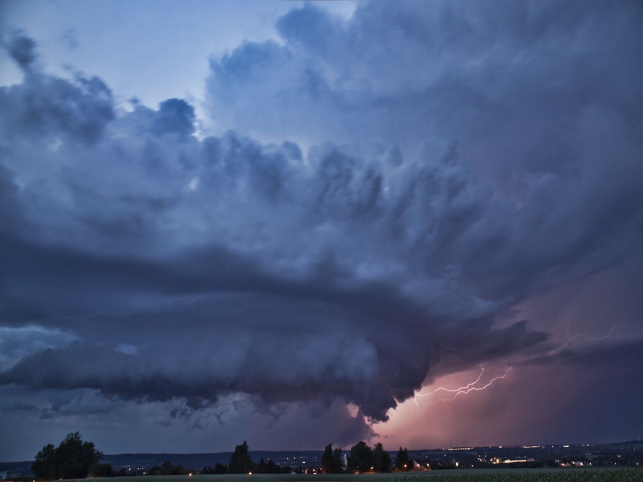 Aus Gewitterwolken fallen Unmengen an Niederschlag