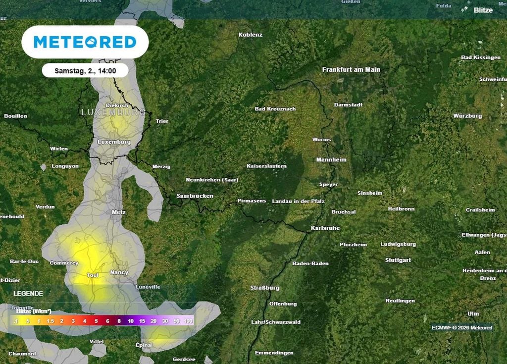 Die Wetterlage kippt im Westen: Ab Samstagnachmittag kommt es dort zu Blitz und Donner.