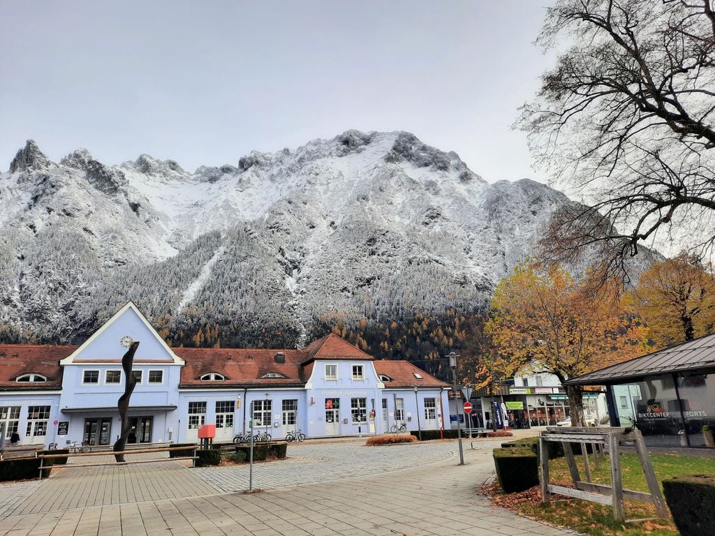 Eine markante Kaltfront bringt den ersten Schnee für die Alpen (Foto Markus Köss, Mittenwald im Herbst 2023)