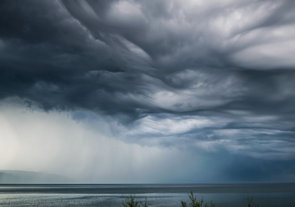 Nuages asperitus se développant au-dessus du lac Baïkal, en Russie.