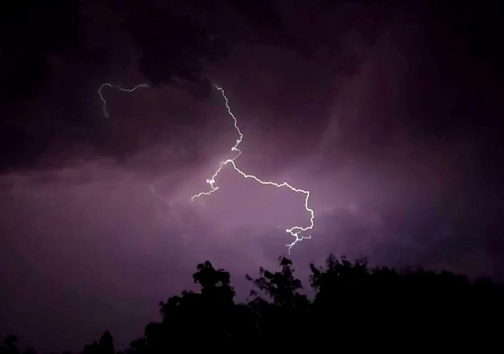 rayo saliendo de una nube durante la noche