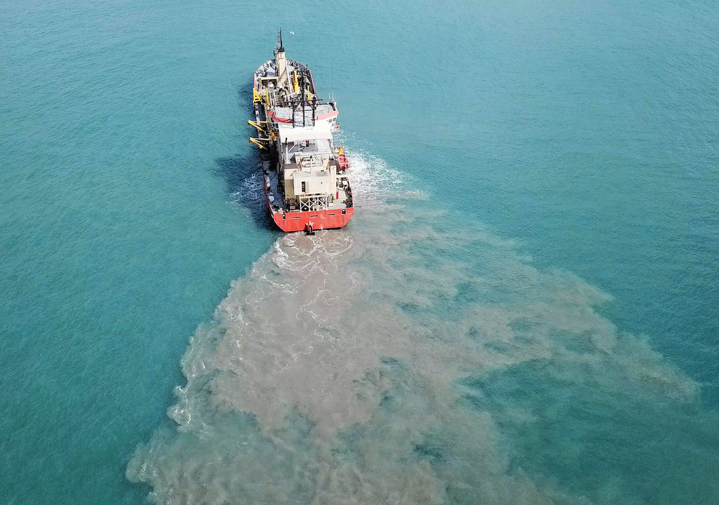 Os navios de dragagem causam muitos danos ao oceano, do ponto de vista ambiental e ecológico.