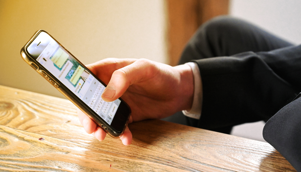 WhatsApp. WhatsApp prueba en Chile una nueva ubicación para los Estados, que ahora podrían aparecer sobre la pestaña de Chats para que los usuarios los vean antes de que desaparezcan.
