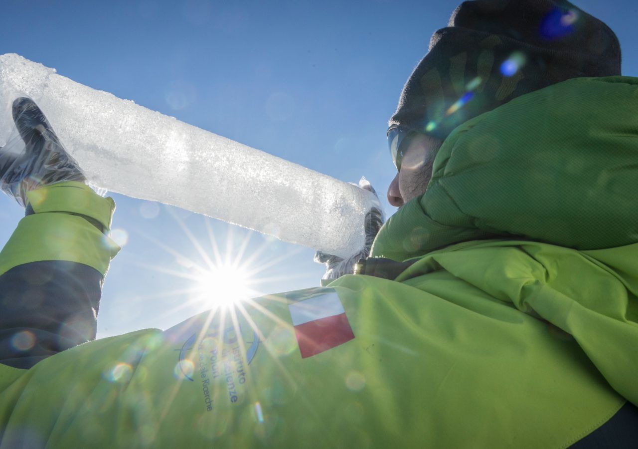 Los núcleos de hielo contienen muestras de la atmósfera a lo largo del tiempo Ice_core © Riccardo Selvatico/ Ice Memory Foundation