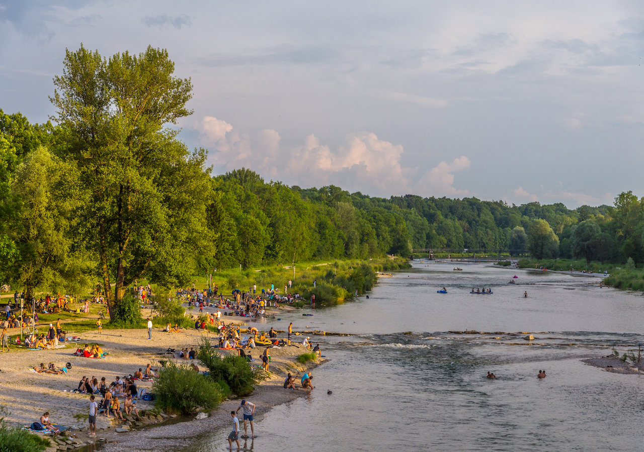 An heißen Tagen wird die renaturierte Isar zum Treffpunkt für Jung und Alt – mit seichtem Wasser, Kiesbänken und natürlicher Kulisse mitten in der Stadt.