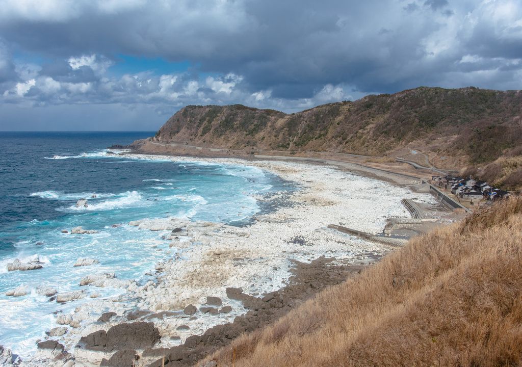 Das Bild zeigt anhand der neuen Küste die Hebung von 4,3 m infolge des schweren Erdbebens 2024 auf der Noto-Halbinsel, Japan. Das Bild zeigt anhand der neuen Küste die Hebung von 4,3 m infolge des schweren Erdbebens 2024 auf der Noto-Halbinsel, Japan.