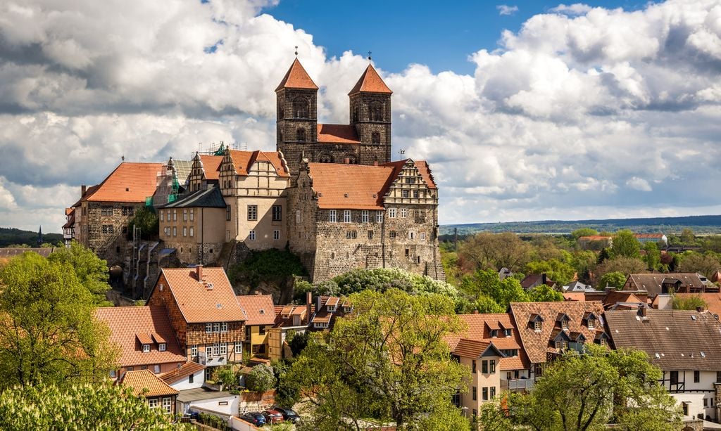 Die Stiftskirche St. Servatii wurde ab 1070 auf dem Schlossberg erbaut. Foto: Adobe Stock