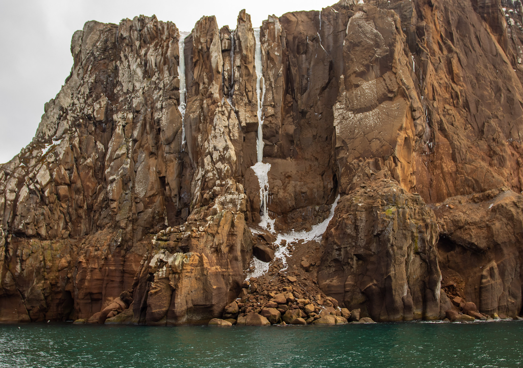 Steilküste, Deception Island, Insel, Aquifersystem, Süßwasserseen Steilküste auf Deception Island. Neue Forschung zeigt, dass unter der Insel ein hochdurchlässiges Aquifersystem existiert, das Süßwasserseen trotz Meeresnähe stabil hält.