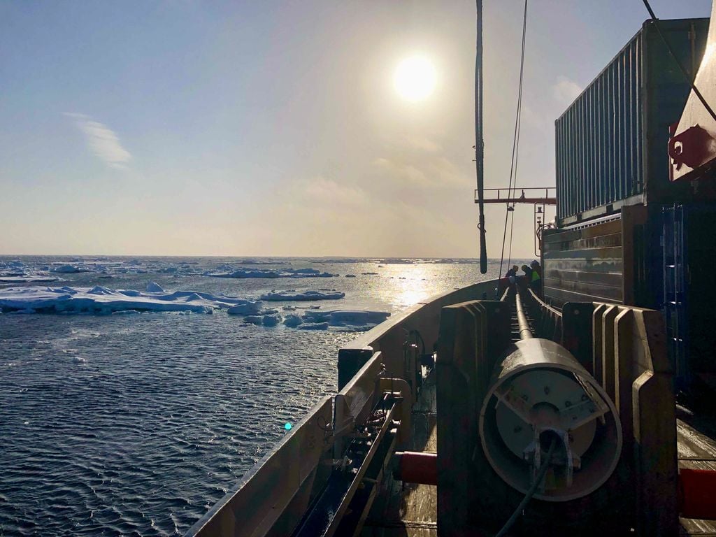 Kolbenlot an Bord des Forschungseinsbrechers POLARSTERN: Mit diesem Gerät können meterlange Proben aus dem Meeresboden - so genannte Sedimentkerne - entnommen werden. Kolbenlot an Bord des Forschungseinsbrechers POLARSTERN: Mit diesem Gerät können meterlange Proben aus dem Meeresboden - so genannte Sedimentkerne - entnommen werden.