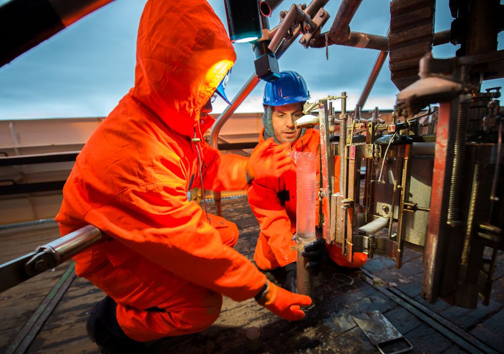 Eine Probe vom Meeresboden ist an Bord gekommen. Die Sedimentschichten können den Forschenden verraten, wie sich Wassermassen über Jahrtausende verändert haben. Eine Probe vom Meeresboden ist an Bord gekommen. Die Sedimentschichten können den Forschenden verraten, wie sich Wassermassen über Jahrtausende verändert haben.