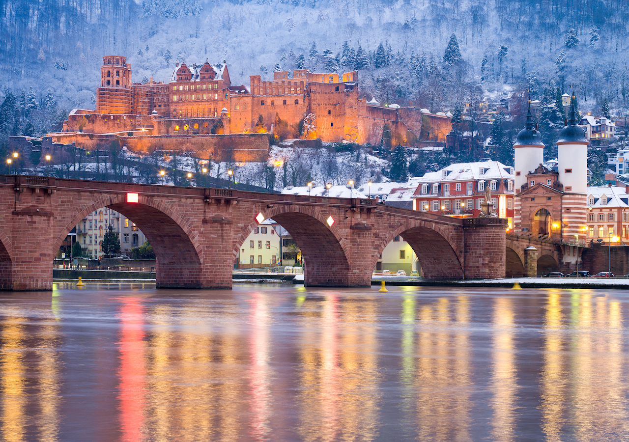 Das Heidelberger Schloss im Winter: Nebel über dem Neckar und sanftes Licht verleihen der historischen Anlage märchenhafte Romantik.