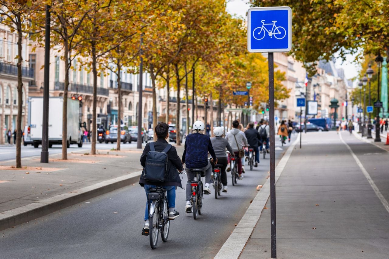 Baulich getrennte Radwege erleichtern die CO2-arme Fortbewegung in Paris. Foto: Adobe Stock