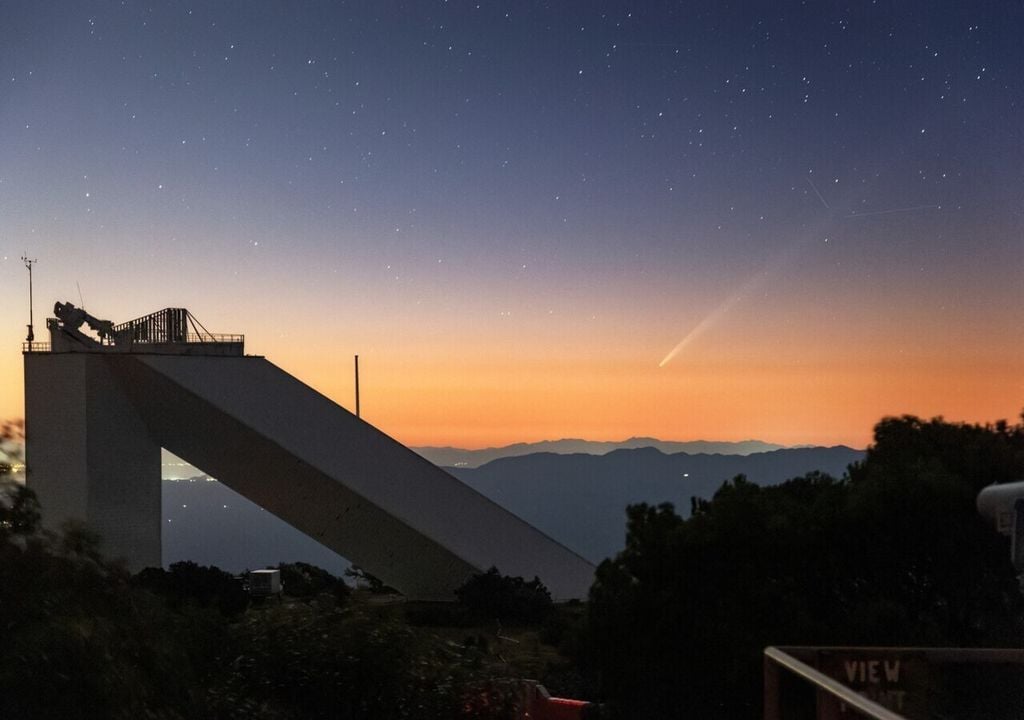 Einer der Großen Kometen: C/2023 A3 (Tsuchinshan-ATLAS) konnte im Oktober 2024 von der Nordhalbkugel aus mit dem bloßen Auge beobachtet werden. Mit einer maximalen Helligkeit von −4,9 mag wurde er zum dritthellsten Kometen der letzten 100 Jahre. Bild: KPNO/NOIRLab/NSF/AURA/R. Sparks