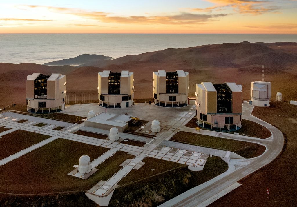VLT Le 4 unità (UT) del telescopio VLT al cerro Panaral in Cile con cui viene portato avanti il progetto WISPIT. Credit: ESO/G. Hüdepohl