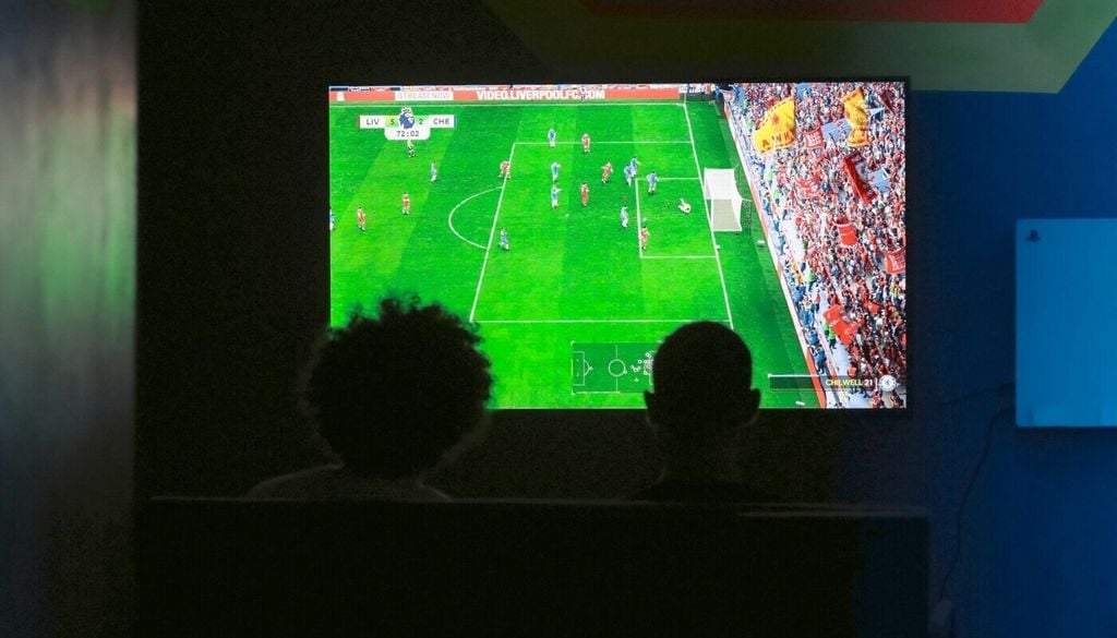 Das Fernsehen bleibt bei den Informationskanälen Spitzenreiter, derweilen Hörmedien immer unwichtiger werden. Das Fernsehen bleibt bei den Informationskanälen Spitzenreiter, derweilen Hörmedien immer unwichtiger werden. Bild: Ibrahim Guetar/Unsplash