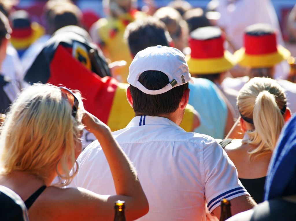 Gemeinsam die Fußball-Weltmeisterschaft zu schauen schweißt zusammen (Foto: Adobe Stock)