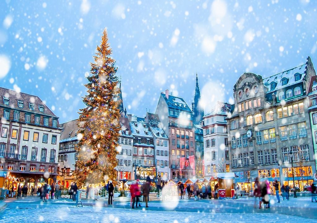 Weihnachtsmarkt im Schnee in Frankreich, in Straßburg, Elsass.