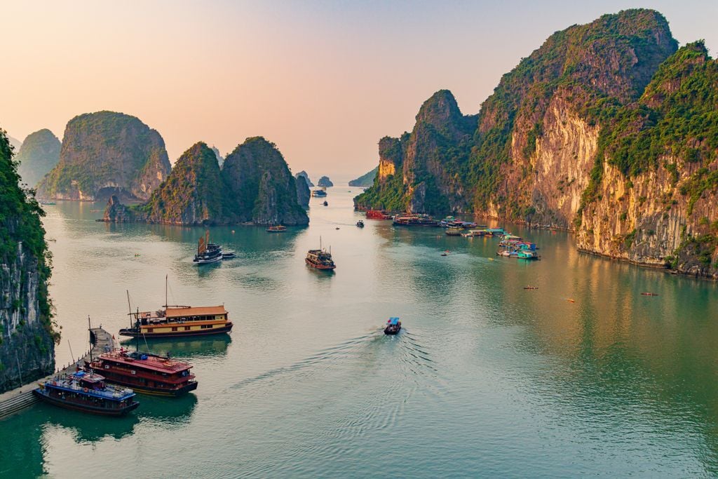 Halong Bay Magisch: Die Stunde des Sonnenuntergangs in der Ha Long Bay in Vietnam. Foto: Adobe Stock