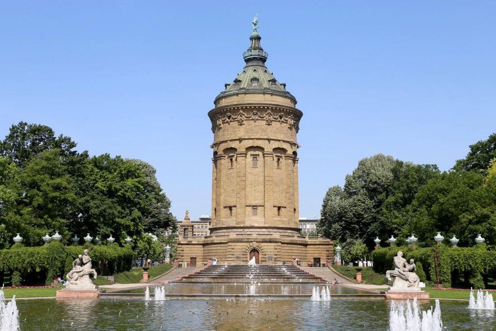 Der Wasserturm ist eines der Wahrzeichens von Mannheim.