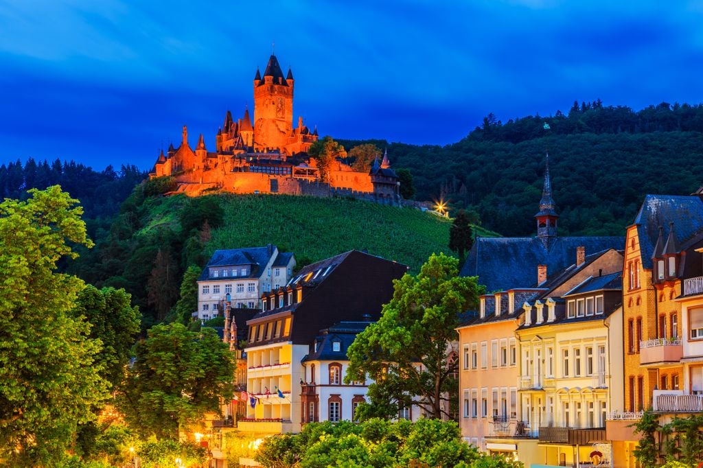 Mosel-Romantik: 100 Meter über der Altstadt wacht die Burg. Foto: Adobe Stock