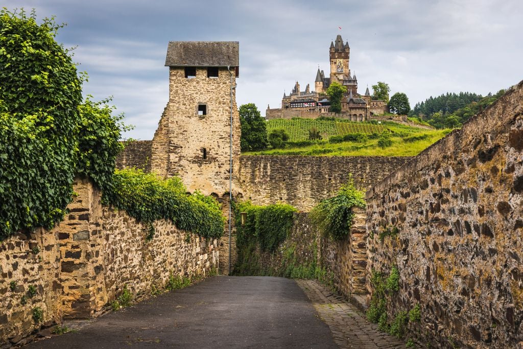 Märchenhafte Kulisse: Historische Gassen führen zur Burg. Foto: Adobe Stock
