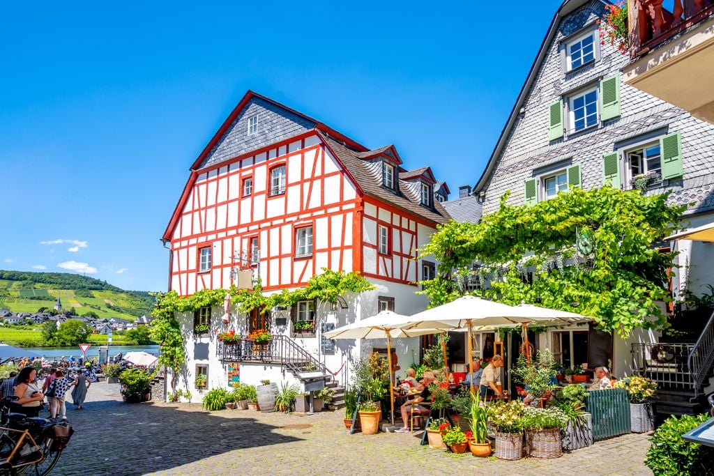 Mit dem Schiff erreicht man von Cochem das malerische Beilstein. Foto: Adone Stock