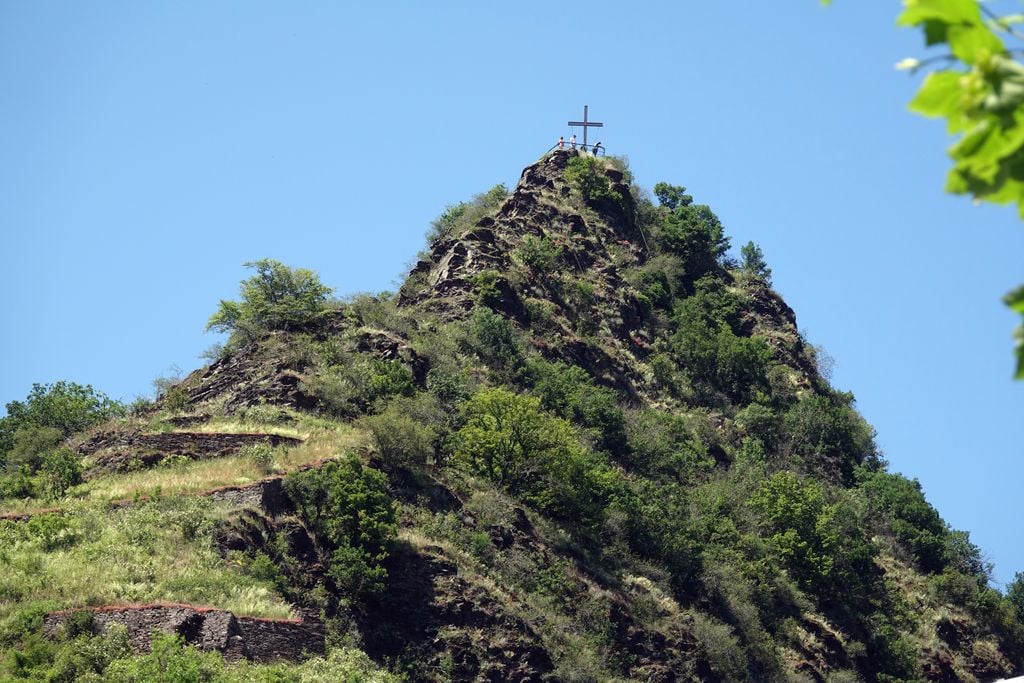 Mehr als ein Spaziergang: Aufstieg auf den Pinnerberg bei Cochem. Foto: Adobe Stock